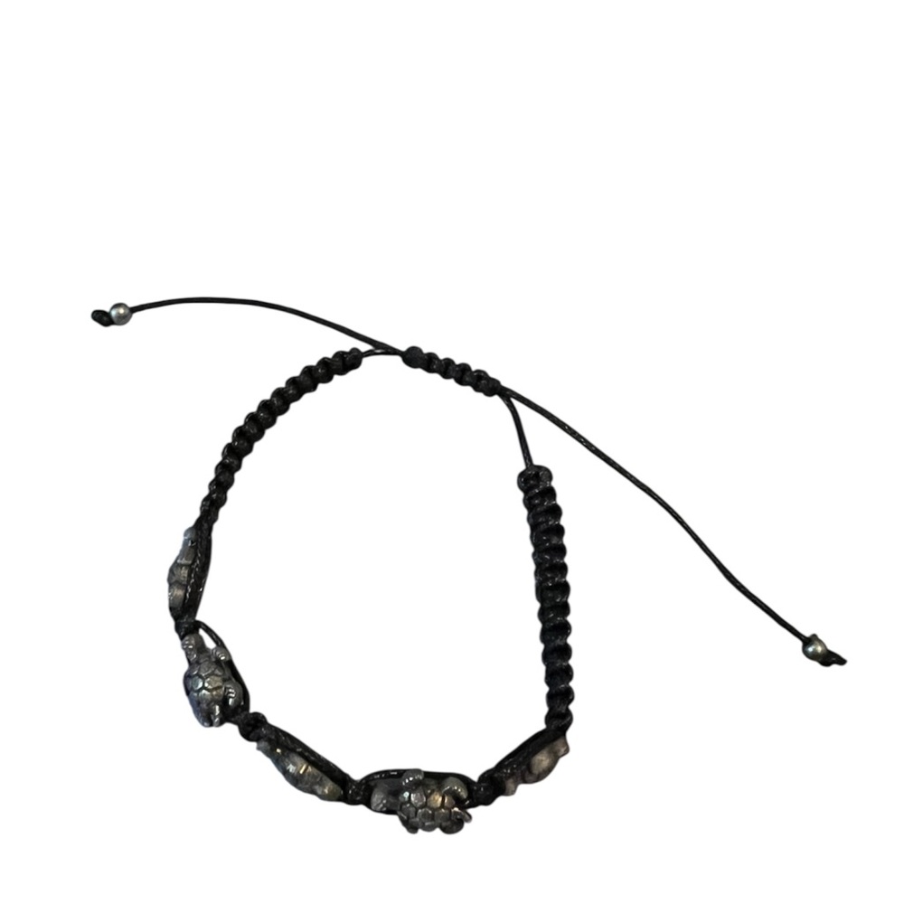 ⚫️Women’s black w/silver turtle charms pull thread bracelet, preowned⚫️